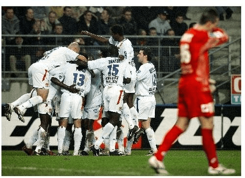  巴黎圣日耳曼主场大胜里昂，登顶积分榜首  