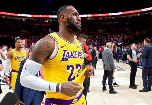 湖人遭遇四连败，詹姆斯怒批球队防守  